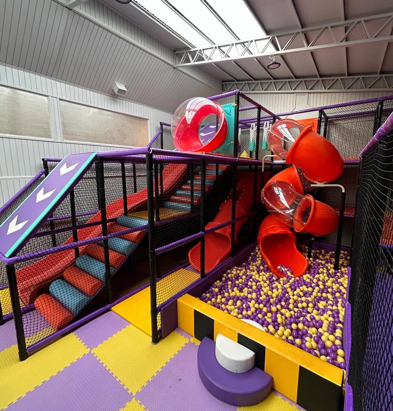 Juegos blandos y piscina de pelotas